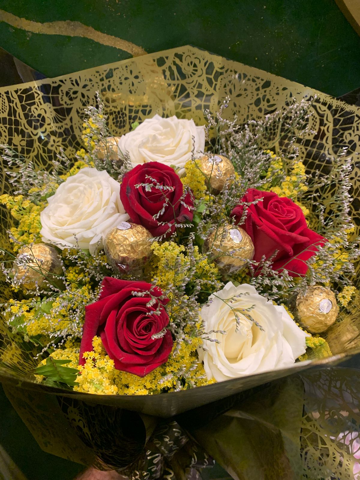 Buquê de Rosas Brancas com Chocolate